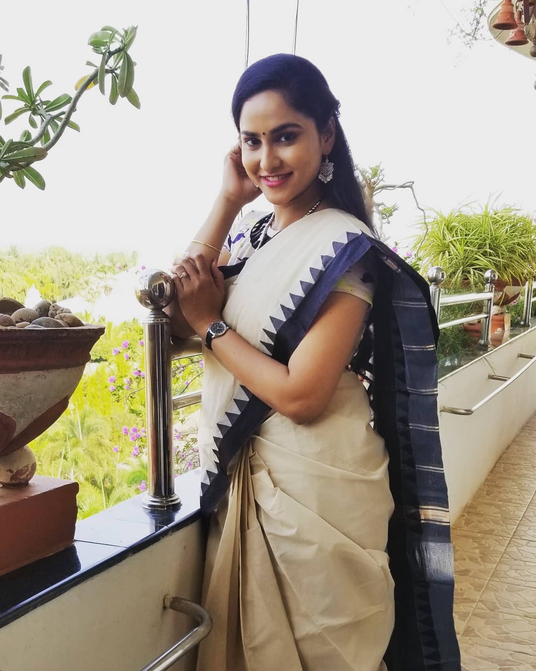 Zee Telugu Tv Anchor Kasi Annapurna In White Saree Blouse